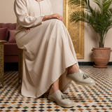 065F Zaman beige babouches with voluminous djellaba near palm plant