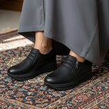 Basket compensée noire avec jellaba grise