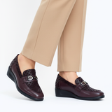 Fivra bordeaux avec pantalon beige