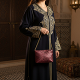 Jellaba élégante avec sac rouge porté à la main