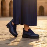 Mocassin bleu marine avec jellaba bleu marine dans médina