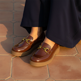 Mocassin camel avec jellaba bleu marine sur terrasse