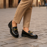 Mocassin noir avec pantalon beige dans médina