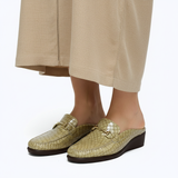 Mule beige avec jellaba beige sable sur fond blanc