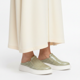 Mule beige avec jellaba crème sur fond blanc