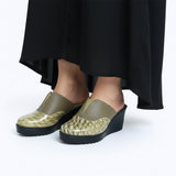 Mule beige Mizan avec jellaba noire vue diagonale sur fond blanc