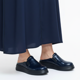 Mule bleu marine avec jellaba bleu marine sur fond blanc