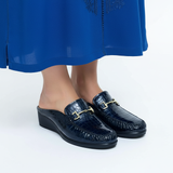 Mule bleu marine avec jellaba bleu royal sur fond blanc