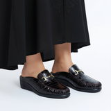 Mule bordeaux foncé avec jellaba noire vue 3/4 sur fond blanc