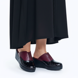 Mule bordeaux Mizan avec jellaba noire vue latérale sur fond blanc