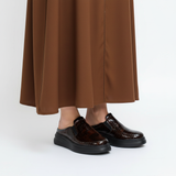 Mule marron miel avec jellaba marron sur fond blanc