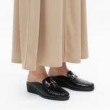 Mule noire avec jellaba beige vue 3/4 sur fond blanc