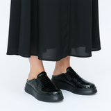 Mule noire avec jellaba noire sur fond blanc