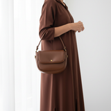 Najmat Cuir Marron djellaba standing pose