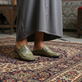 Sabot beige avec jellaba grise sur tapis marocain