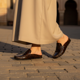 Sabot marron miel avec jellaba beige dans médina