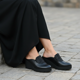 Sabot noir Ayan position assise pieds croisés jellaba noire