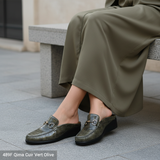 Sabot vert olive position assise pieds croisés jellaba kaki