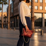 Smart casual avec sac rouge porté à la main